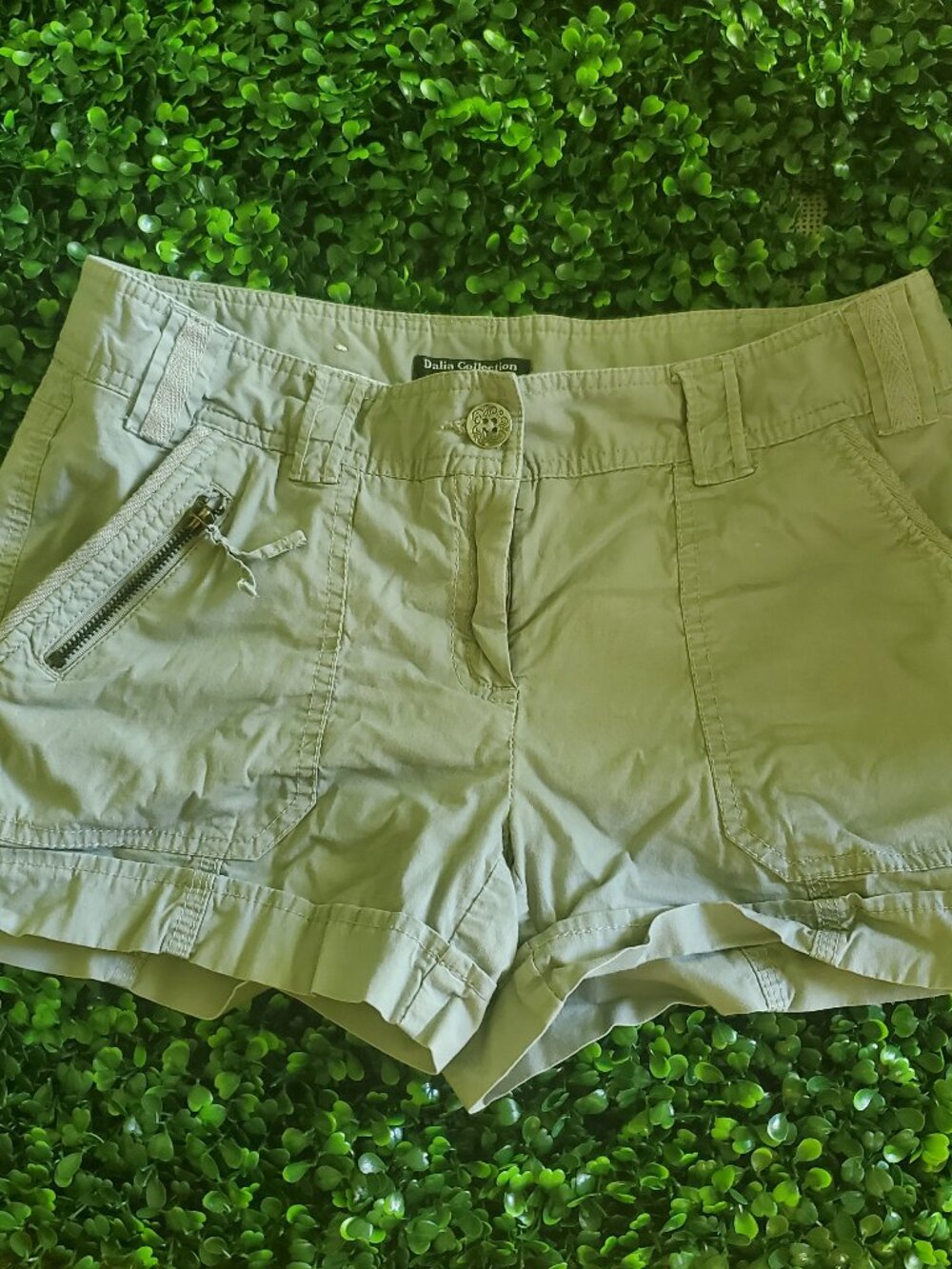 Dalia Collection Khaki Cargo Shorts Size 8 Modern Fit